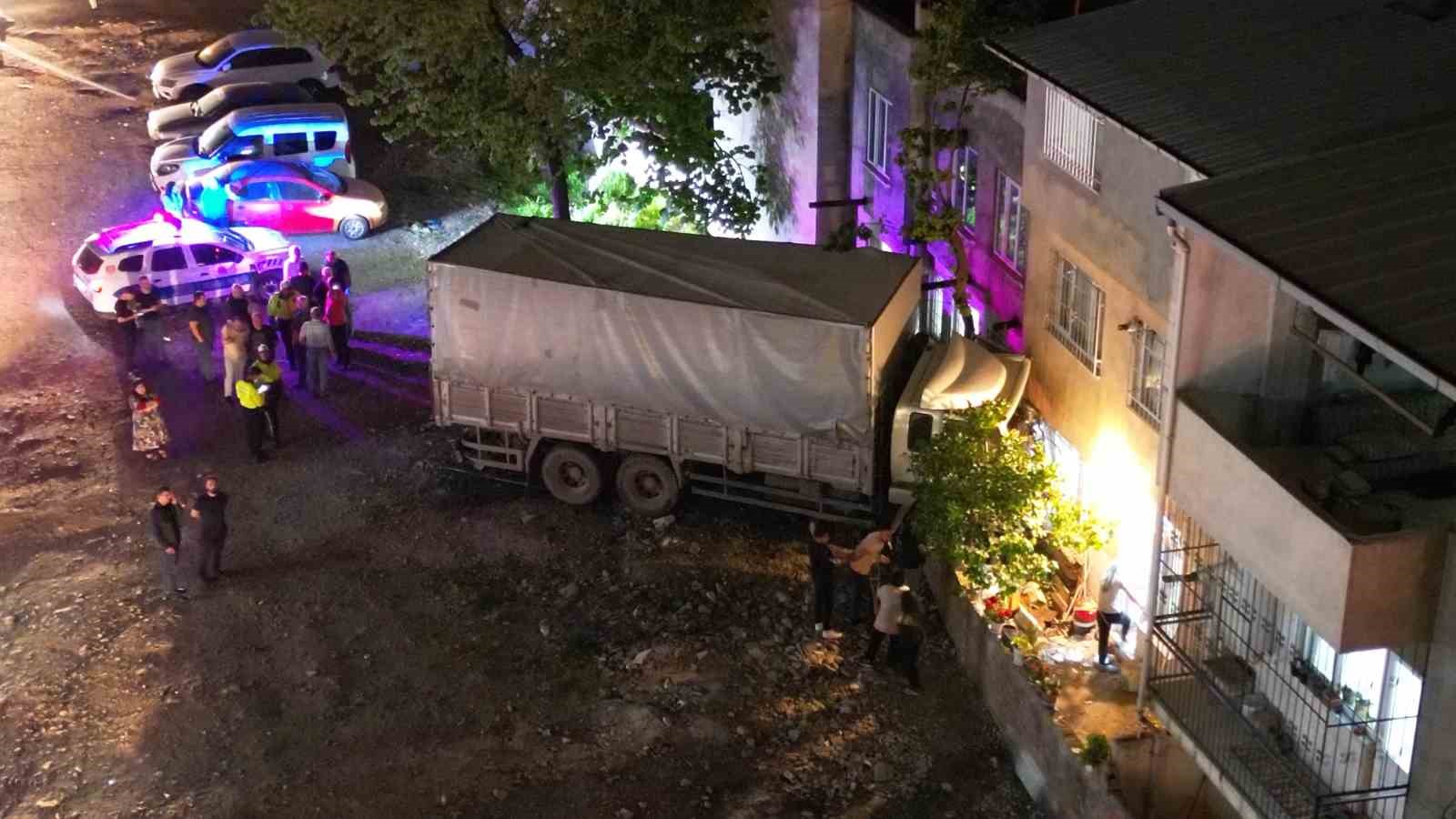 Bursa'da faciadan son anda kurtarıldı...Freni boşalan kamyon elektrik direğine çarpıp eve girdi