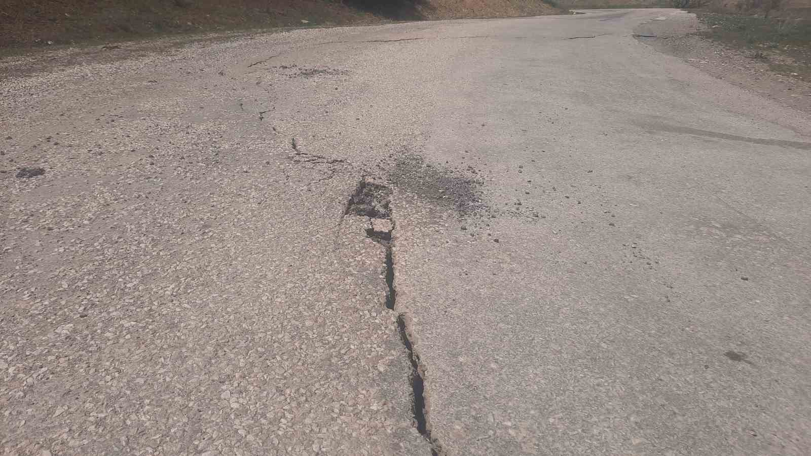 Tokat’ta deprem sonrası yollarda çatlaklar oluştu: “Ayakta zor durduk”