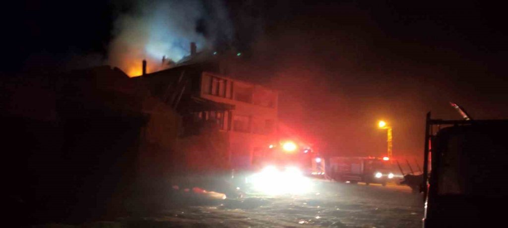 3 katlı evde korkutan yangın! Büyük çaplı hasar oldu