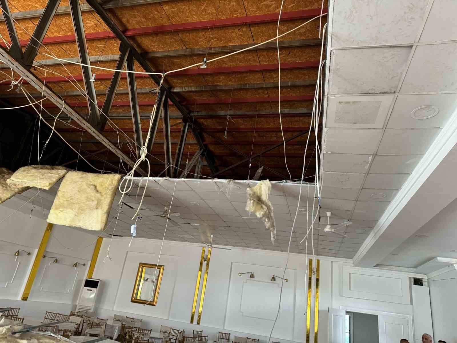 Depremden dolayı düğün salonu tavanı çöktü