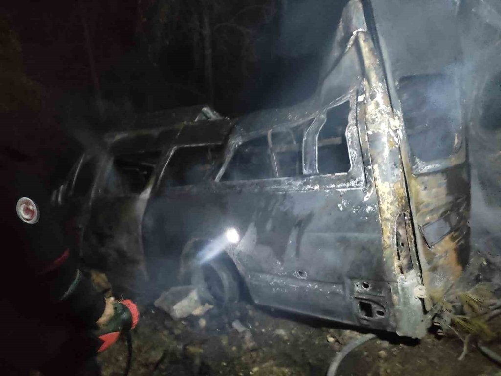 Adana'da tarım işçilerini taşıyan minibüs uçuruma düştü yandı 3 ölü 18 yaralı