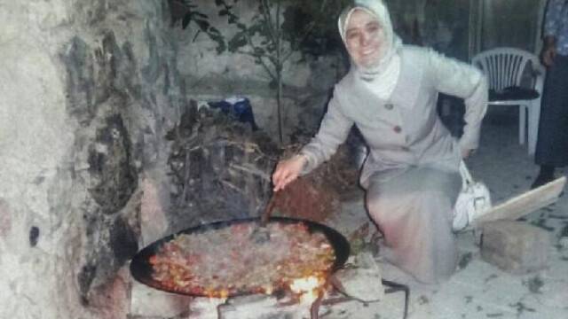 Bayan Davutoğlu'nun Saç Kavurma Ustalığı