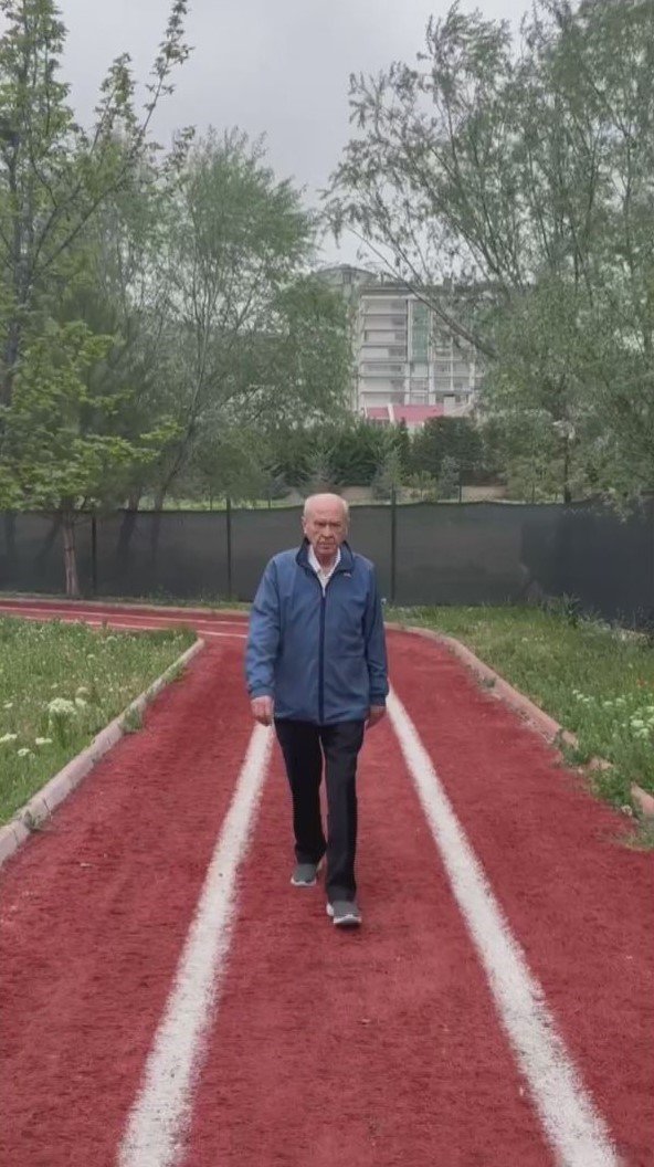 MHP paylaştı! Devlet Bahçeli'den 'Ferdi Tayfur'lu yürüyüş: Videonun arka fonunda o şarkı çaldı