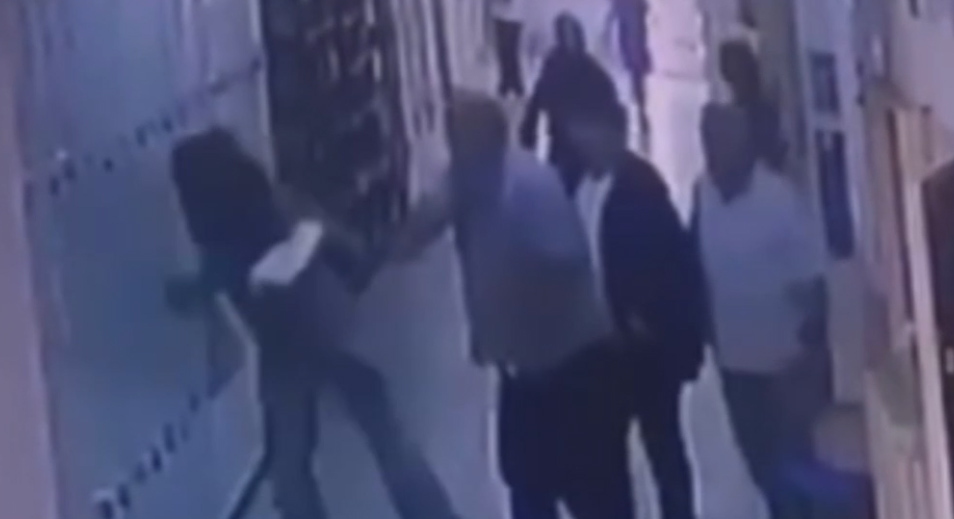 İstanbul'da kadın öğretmene yumruk atan veli yakalandı (TIKLA&İZLE)