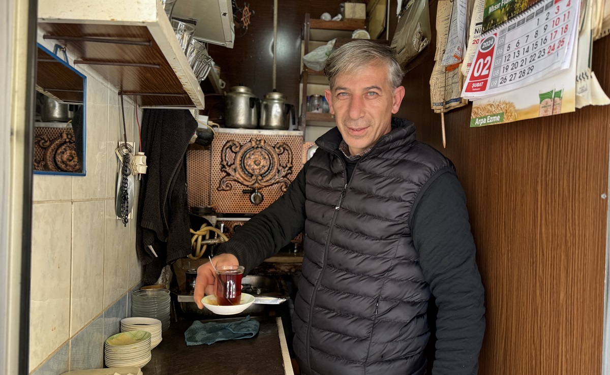 Konyalı çaycı'nın ocağı 20 yıldır 2 metrekarelik dükkanda kaynıyor