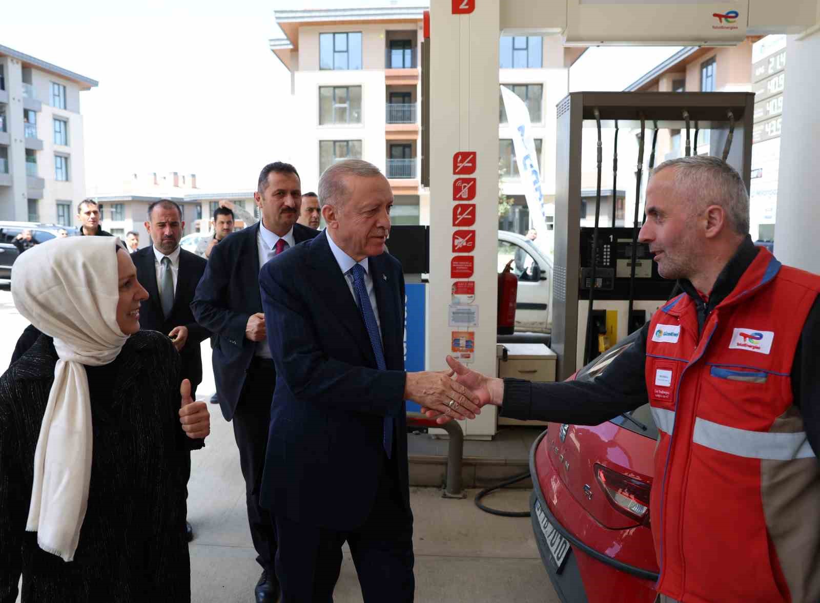 Erdoğan Üsküdar’da akaryakıt istasyonuna uğradı, vatandaşla sohbet etti