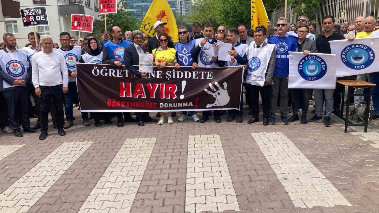Eğitimcilerden Ankara'da öğrencisi tarafından bıçaklanan öğretmen için basın açıklaması