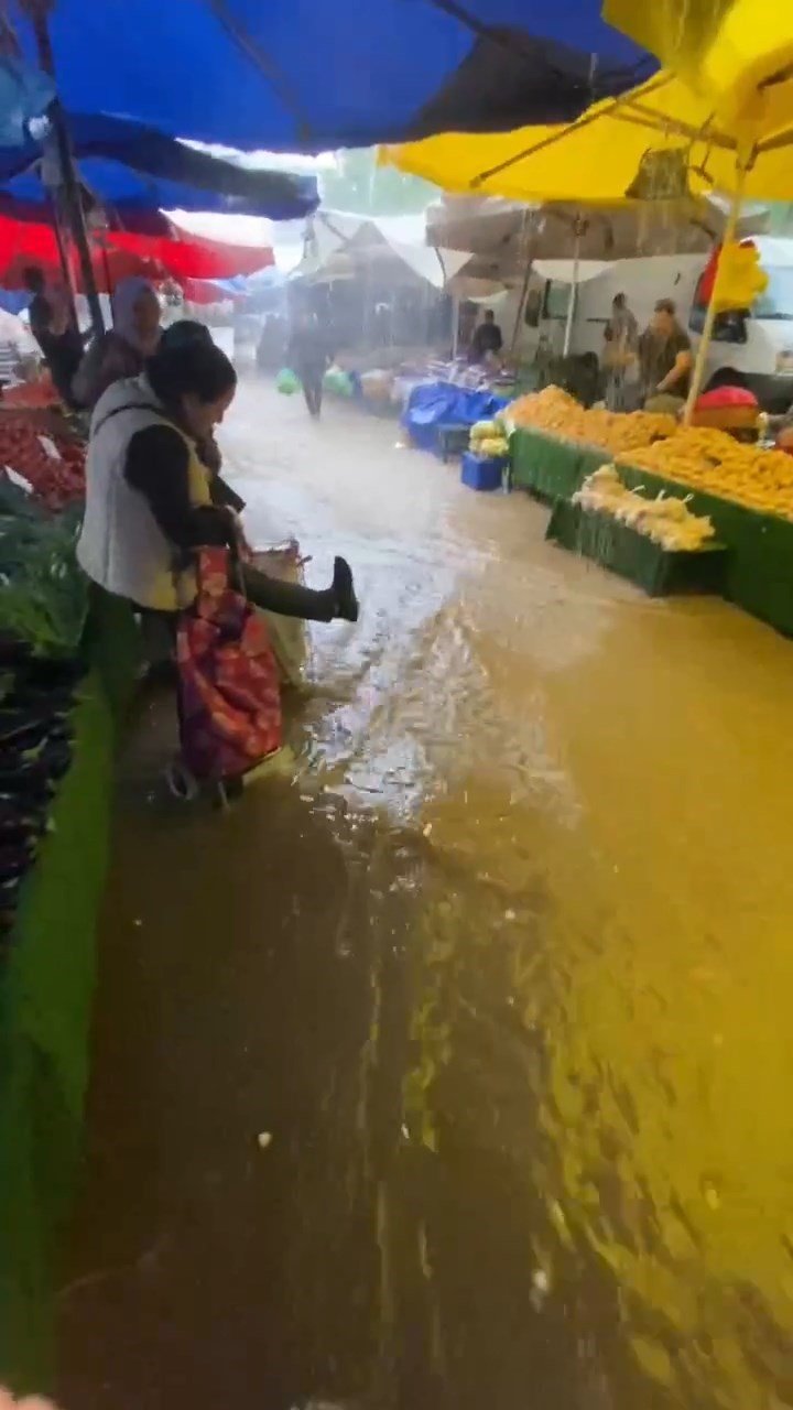 Bursa'da sağanak yağış pazarı göle çevirdi