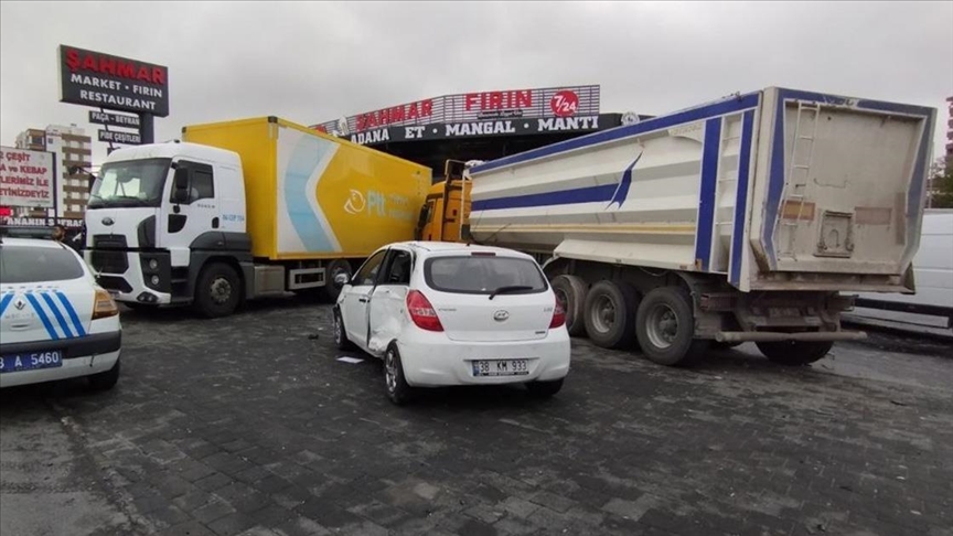 Kayseri'de zincirleme trafik kazası: Feci kazada 6 kişi yaralandı