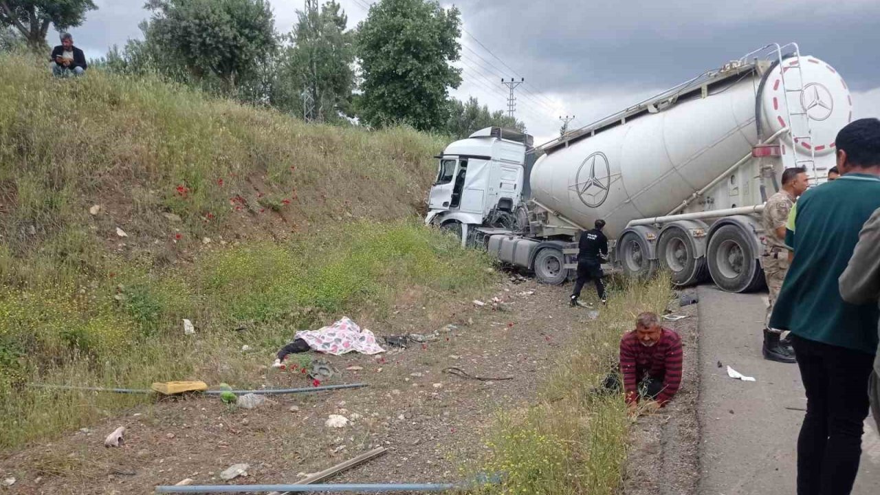 Gaziantep’te  tır, çarpıştığı yolcu minibüsünü biçti: 8 ölü