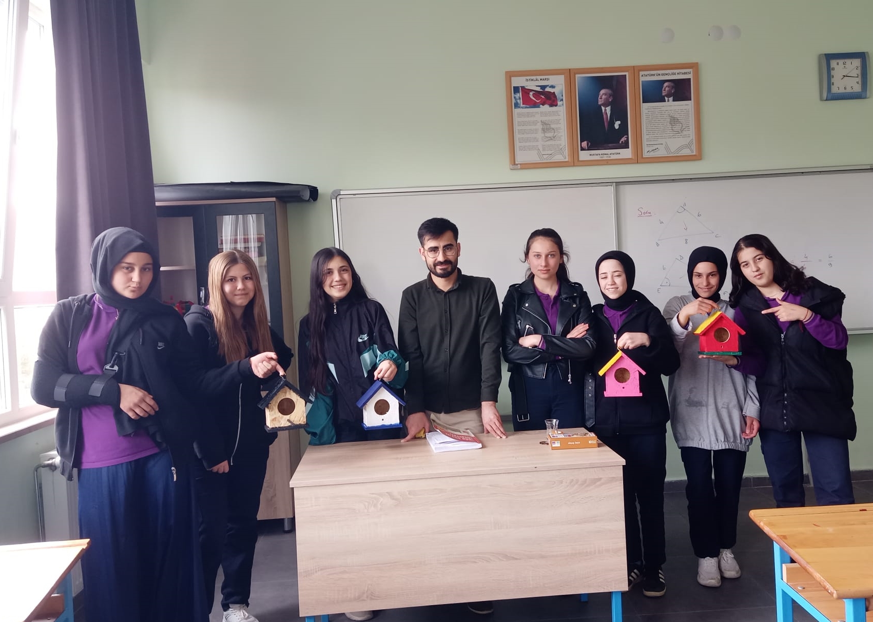 Bozkır'da öğrenciler harçlıklarıyla kuşlar için yuva yaptı