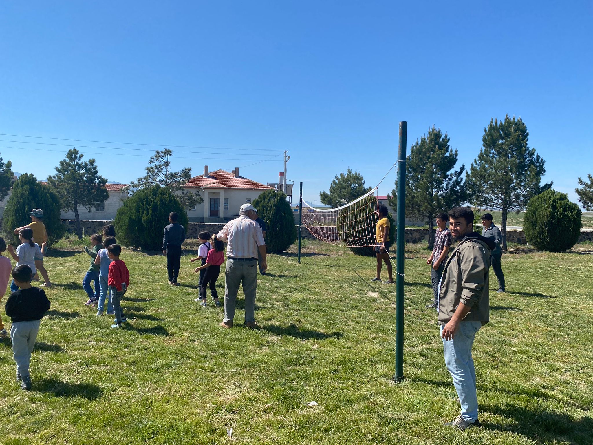 Fransız turistler Karapınar'da okul bahçesinde kamp yaptı
