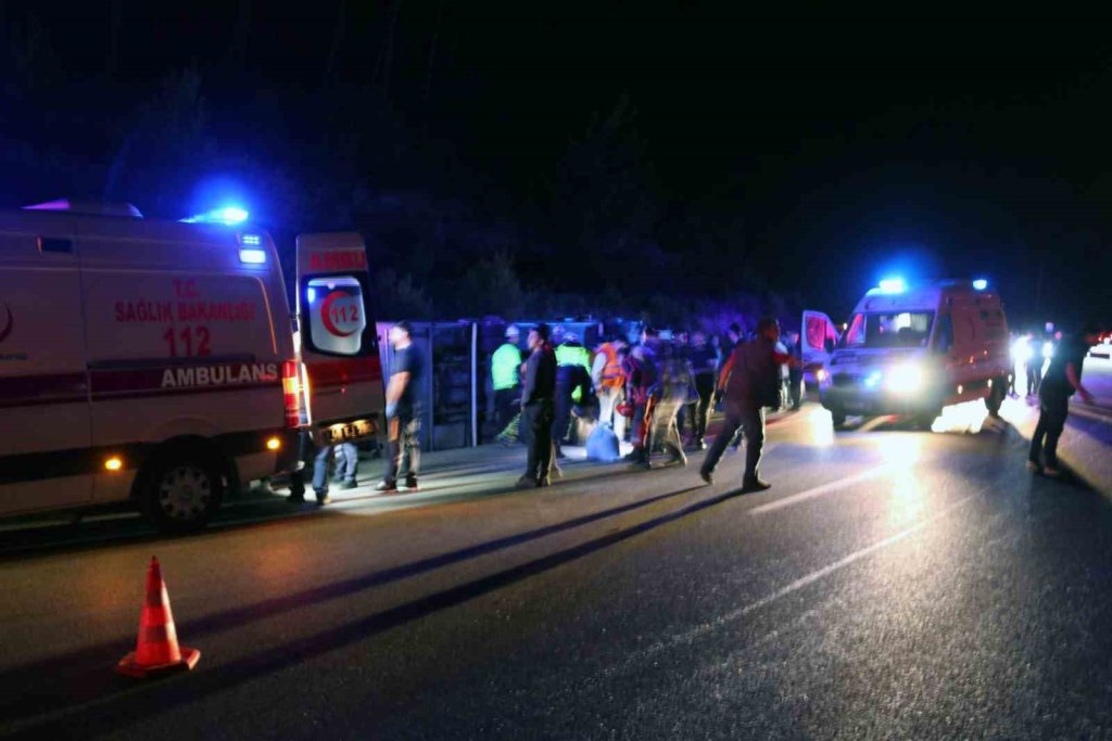 Antalya'da feci kaza: Öğrencileri taşıyan midibüs şarampole uçtu: 25 yaralı