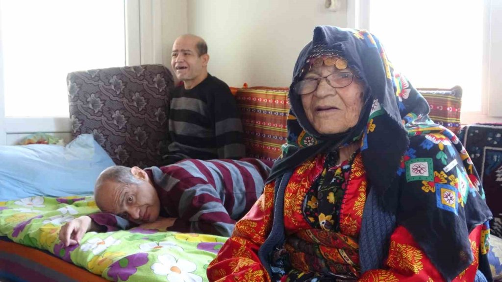 Eli öpülesi 93 yaşındaki anne 60 senedir engelli çocuklarına bebek gibi bakıyor