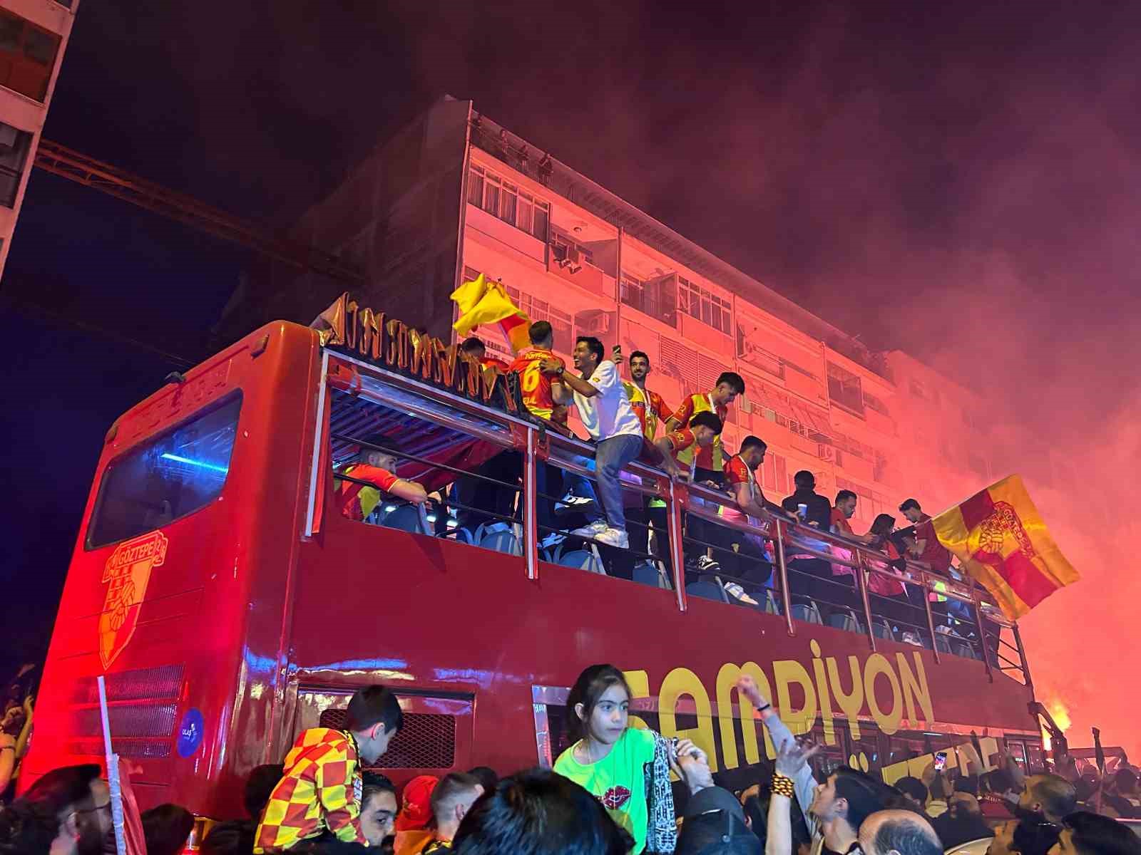 Göztepe, otobüsle taraftarlarını selamladı