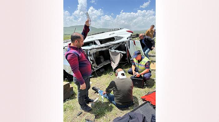 Muş'ta otomobiller çarpıştı: 1 ölü, 4 yaralı