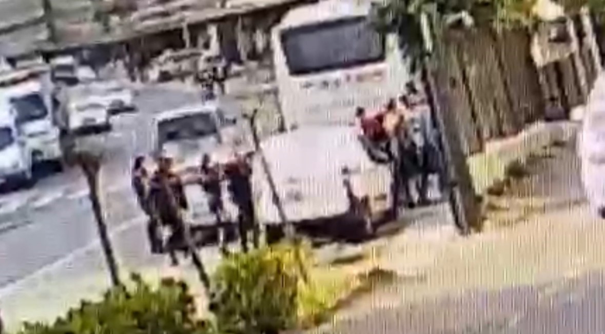 Asker kaçaklarından polise yumruklu, şarjörlü saldırı (VİDEOLU)