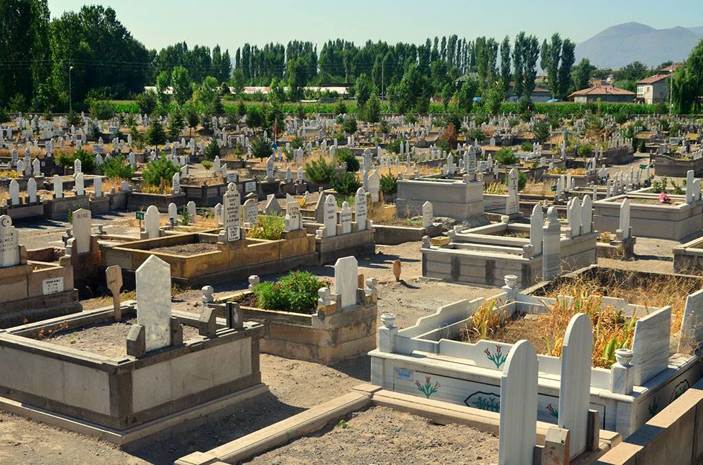 Mezarlıktan ağlama sesleri geldiği iddiası polisi alarma geçirdi