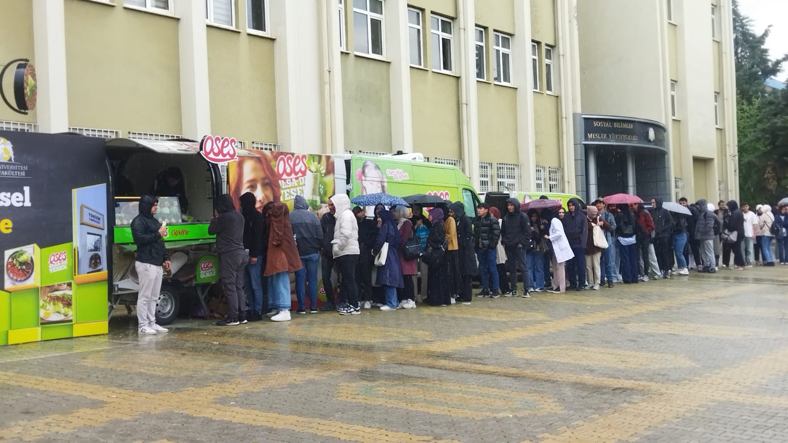 Konya'daki üniversitede 'Oses' heyecanı! 7 ton ücretsiz çiğ köfteyi böyle dağıttılar