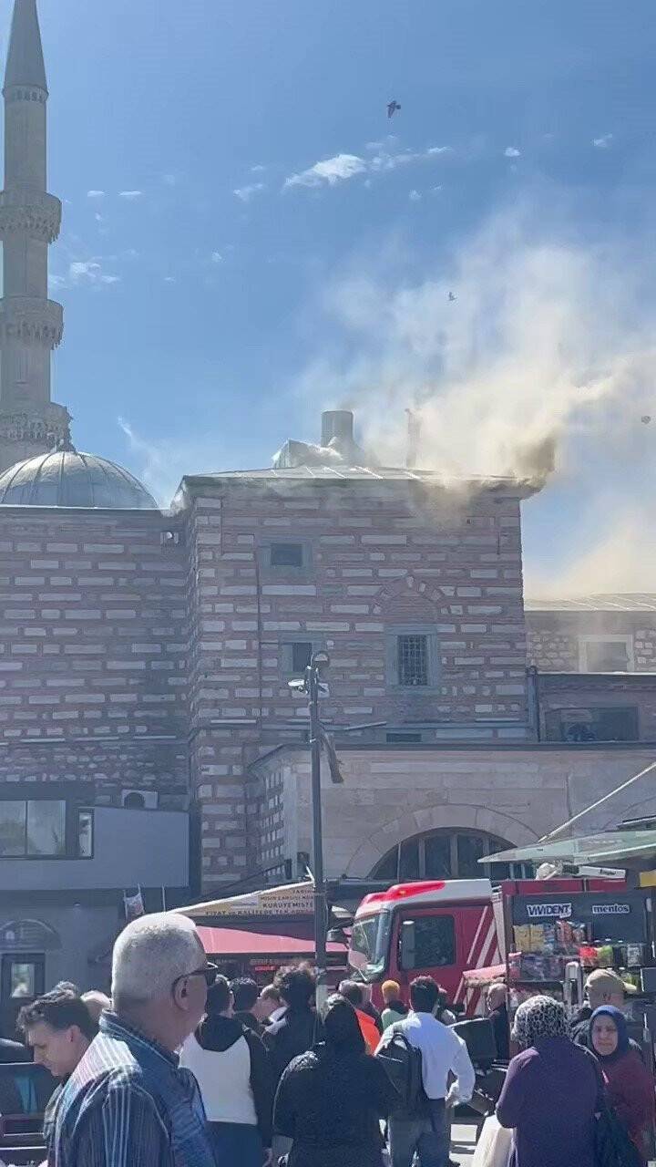 İstanbul Eminönü’ndeki Mısır Çarşısı’nda yangın çıktı (TIKLA&İZLE)