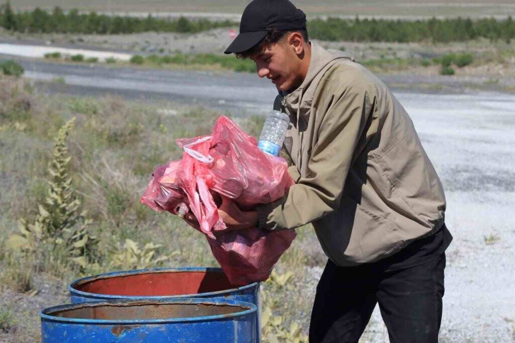 Liseli öğrenciler Acıgöl'ü temizledi