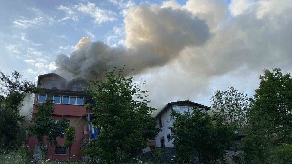 Yeni evlendiği kocasının evinin yaktı izledi