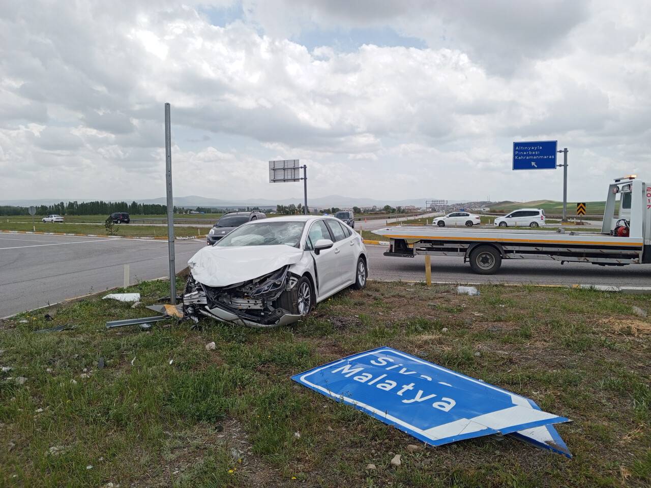 Sivas'ta  feci kaza: İki otomobilin çarpıştığı kazada 11 kişi yaralandı