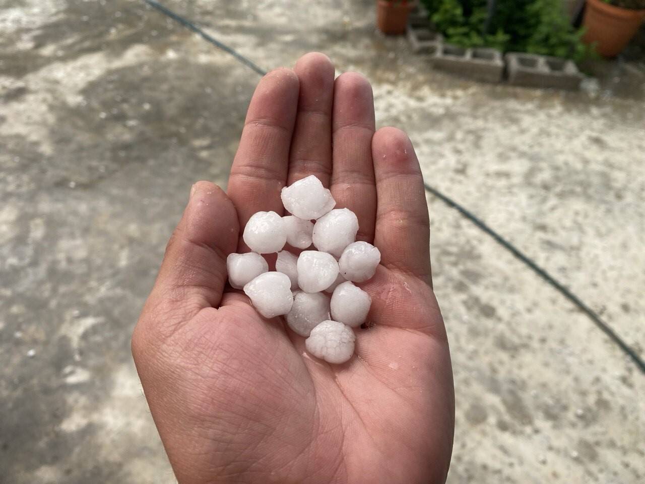 Kahramanmaraş’ta fındık büyüklüğünde dolu yağdı