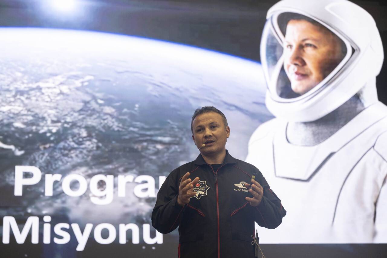 Türkiye'nin ilk astronotu Gezeravcı, şehit ve gazi yakını gençlerle buluştu