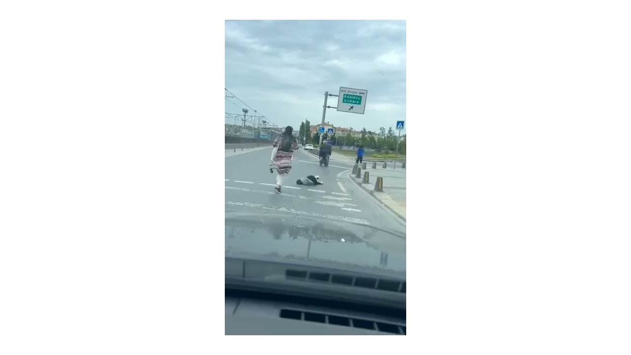 Sultangazi’de plakasız motosiklet sürücüsü küçük çocuğa çarpıp kaçt!