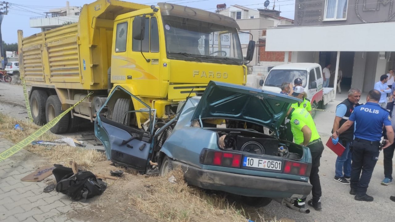 Balıkesir'de sürücüsü köpeğe vurmamak için manevra yapan otomobilin kamyona çarptığı kazada 3 kişi öldü