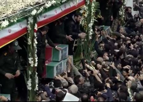 İran halkı Cumhurbaşkanı'nı son yolculuğuna uğurluyor