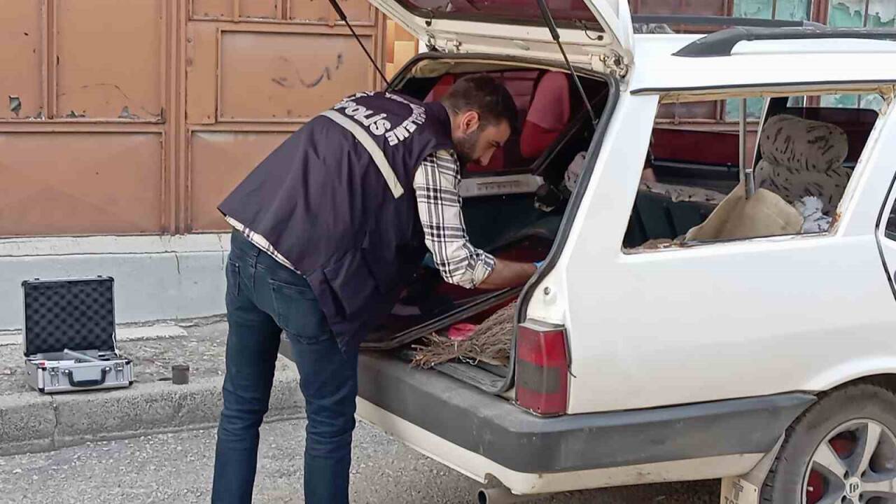 Çaldıkları aracı gezdikten sonra bırakıp kaçtılar