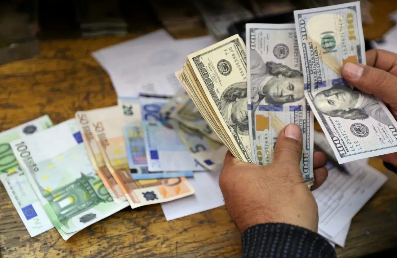 Yatırımcılar dikkat: Dolar ve Euro zirveye tutundu!