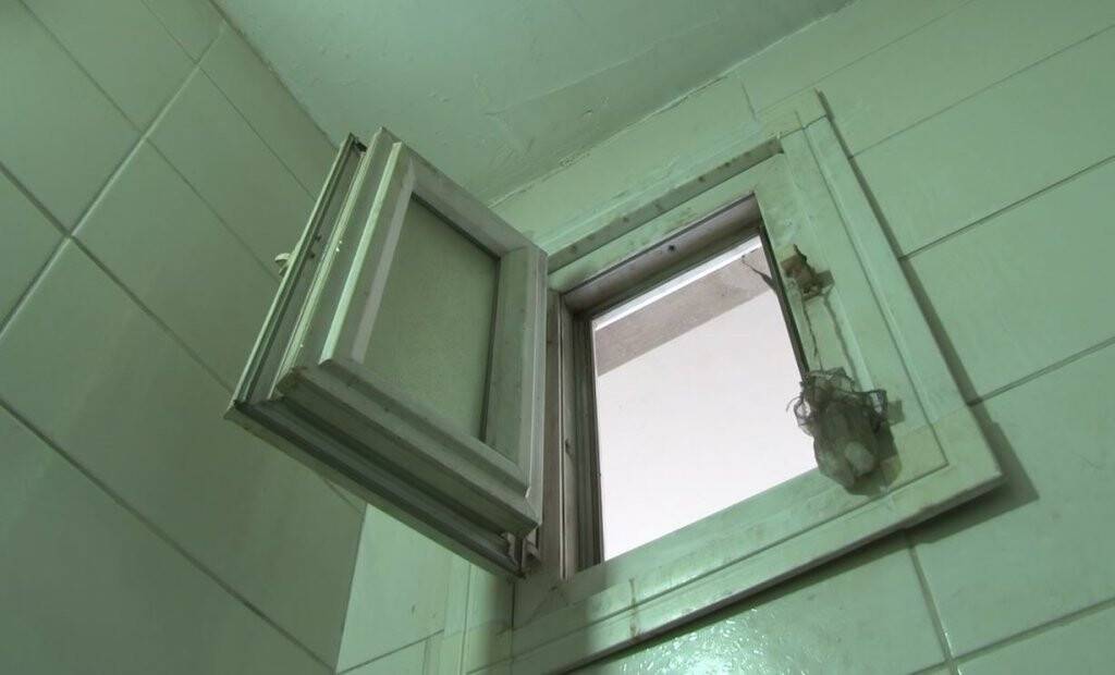 Böyle hırsızlık pes dedirtti! Hırsızlık yapacağı dükkana tuvalet penceresinden girdi