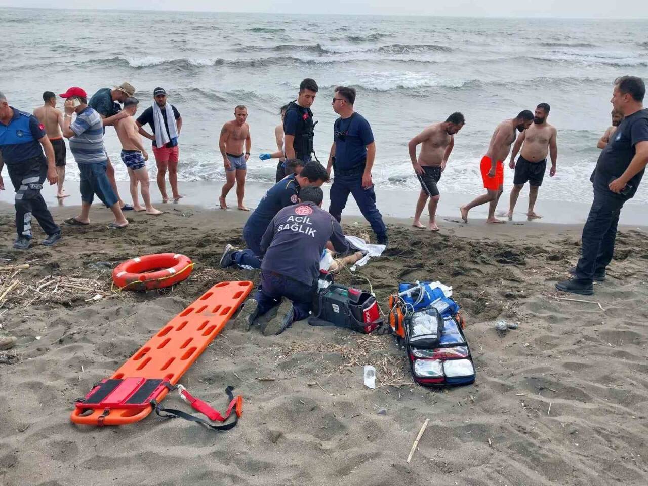 Serinlemek için arkadaşları ile girdiği denizde boğuldu