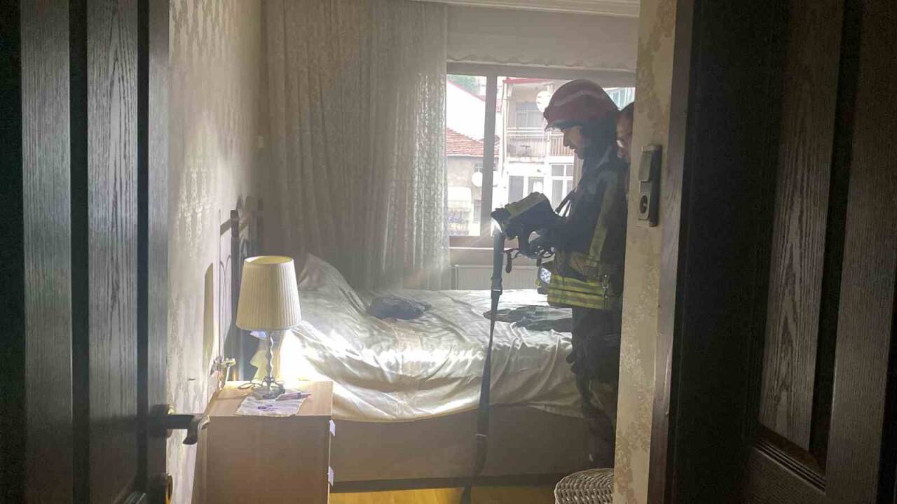 Eve yıldırım düştü