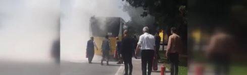 İETT otobüsü yandı, vatandaş yangın söndürme tüpüyle müdahale etti