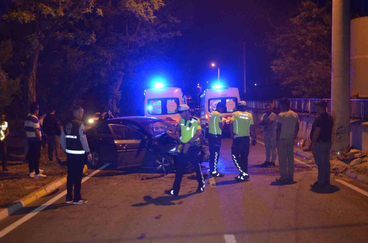 Konya'da otomobil direğe çarptı: 4 yaralı