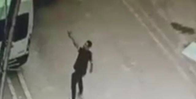 Üzerine balkondan su dökülen adam kızıp evi kurşunladı (VİDEOLU)