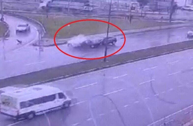 Tofaş otomobil böyle uçtu.. Facianın yaşandığı kaza kamerada