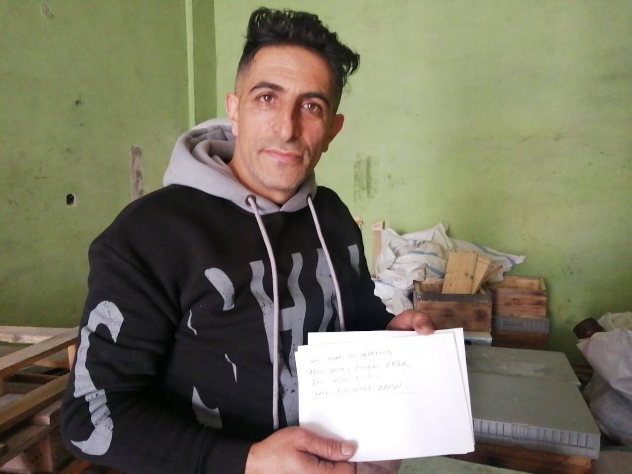 3. sınıftan sonra okulu bıraktı ama İngilizceyi ana dili gibi konuşuyor