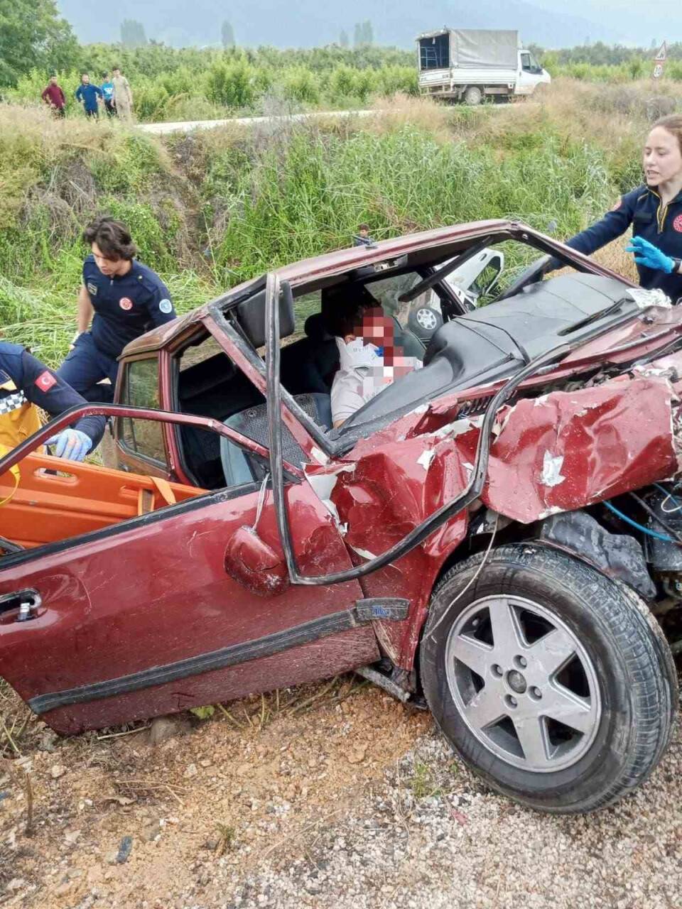 Bursa’da otomobiller çarpıştı: Biri dereye uçtu: Yaralılar var