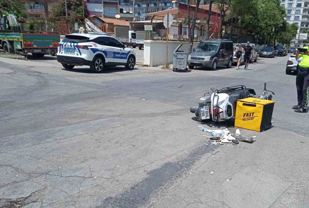 Otomobil ile motosiklet çarpıştı