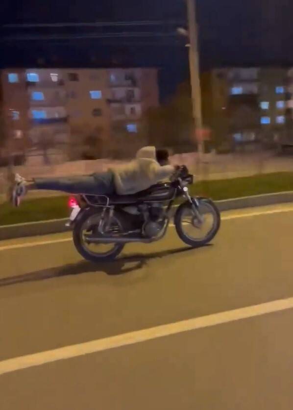 Motosikletle akrobatik hareketler yapan kişiler, kendilerini takip eden polisleri  sosyal medyadan paylaştılar