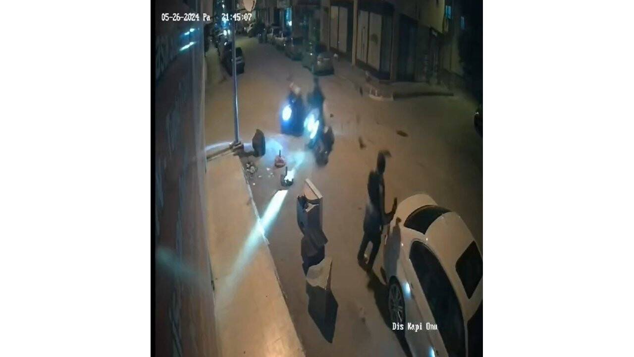 Motosikleti ile kaza yaptı, kalktı diğer sürücüye yardım etti