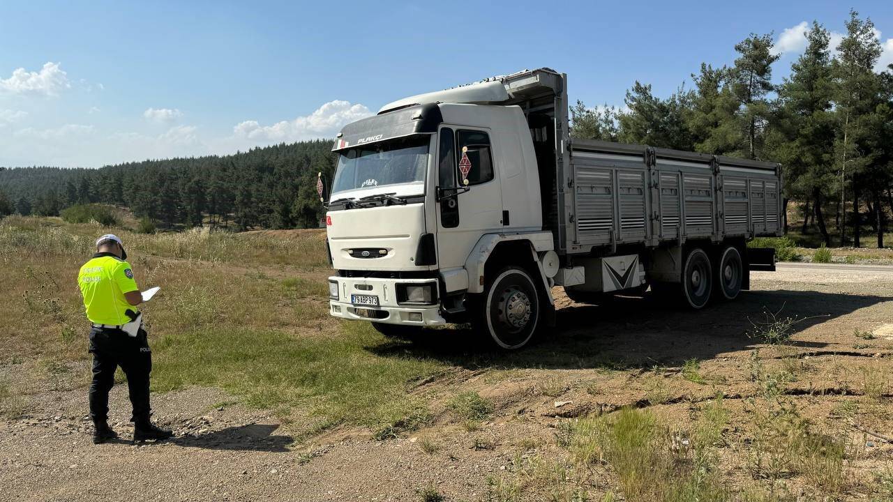 Tamir için altında bulundukları kamyon hareket etti, 2 kişi hayatını kaybetti