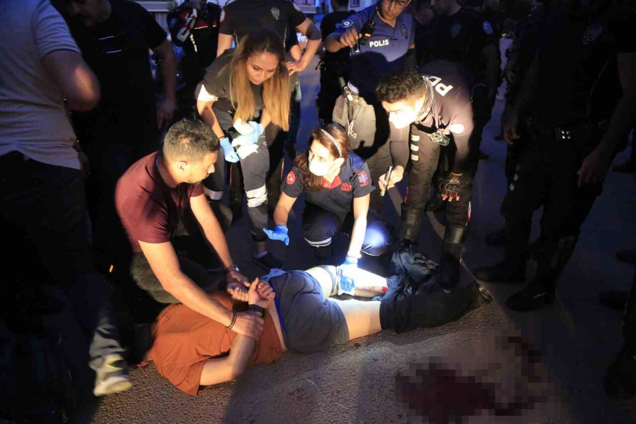 Polis ekiplerine bıçakla saldırı