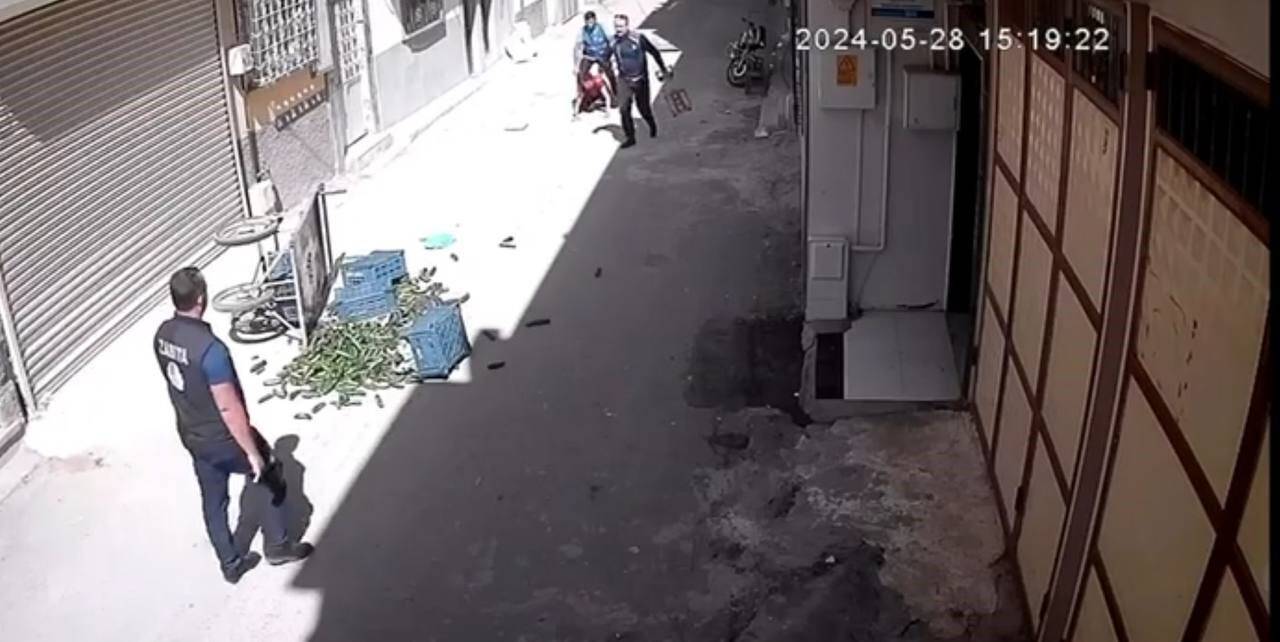 Terazisini zorla alarak satıcıyı darp ettiler!