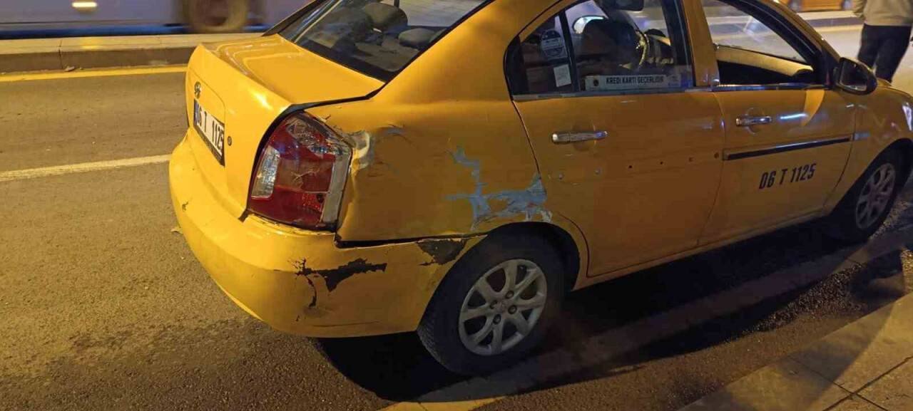 Ankara’da kontrolden çıkan kamyonet 11 araca çarptı, kaza ucuz atlatıldı